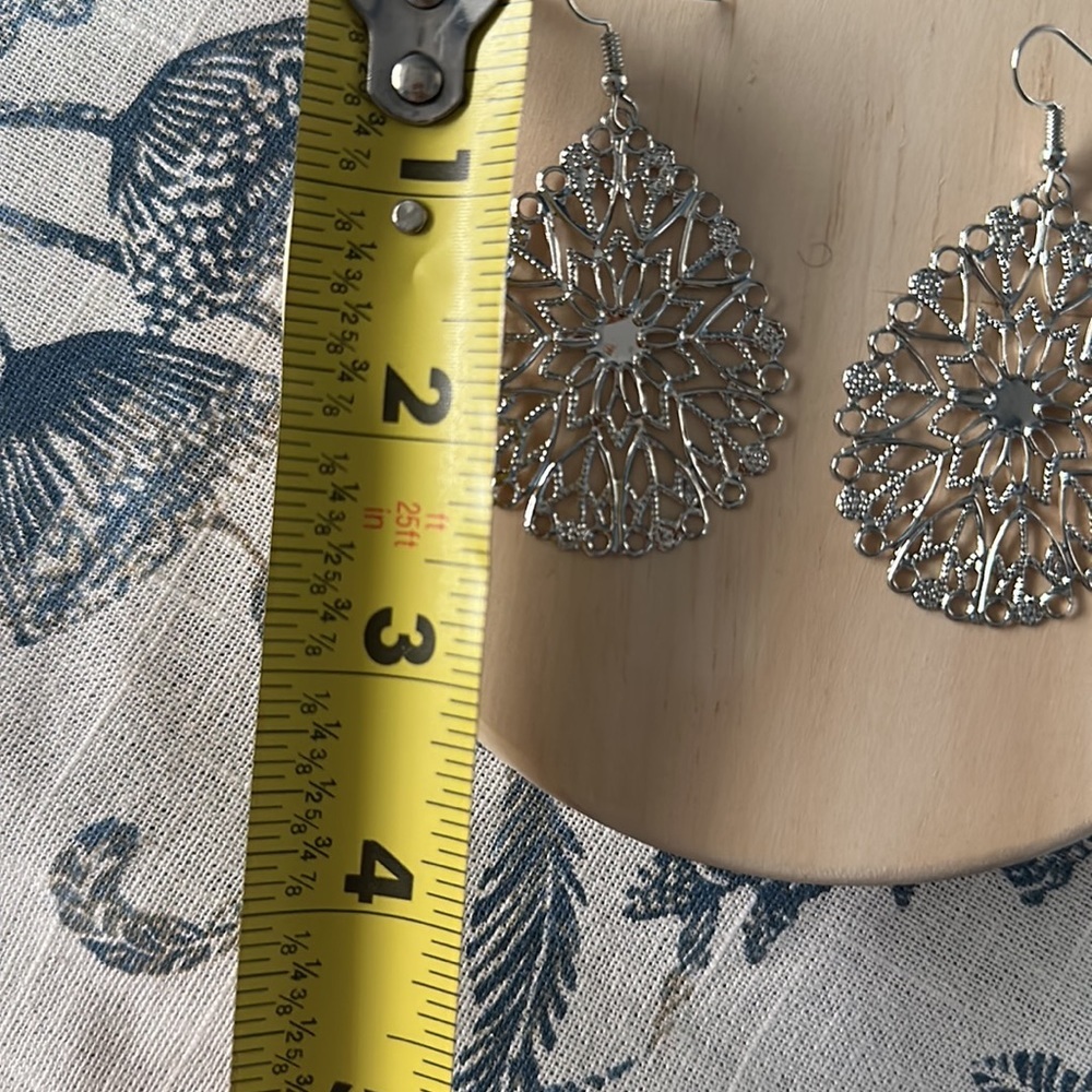Beautiful snowflake burst earrings - Picture 3 of 3